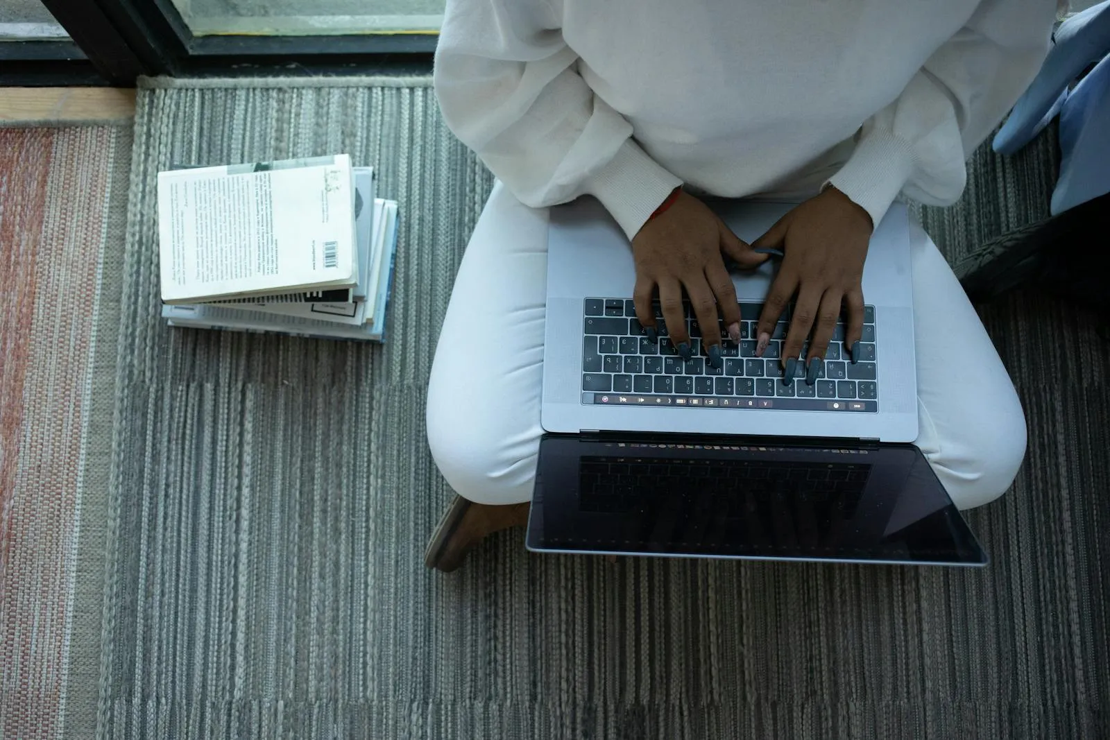 A Hatzlacha College student learning online